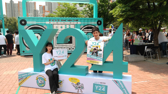 KT는 Y24 요금제와 함께하는 'Y24 캠퍼스 어택' 이벤트를 16일 부산대를 시작으로 이달 말까지 전국 8개 대학에서 순차적으로 진행한다고 17일 밝혔다. 회사 모델이 16일 부산대에서 'Y24 캠퍼스 어택' 개최를 알리고 있다. <KT 제공>